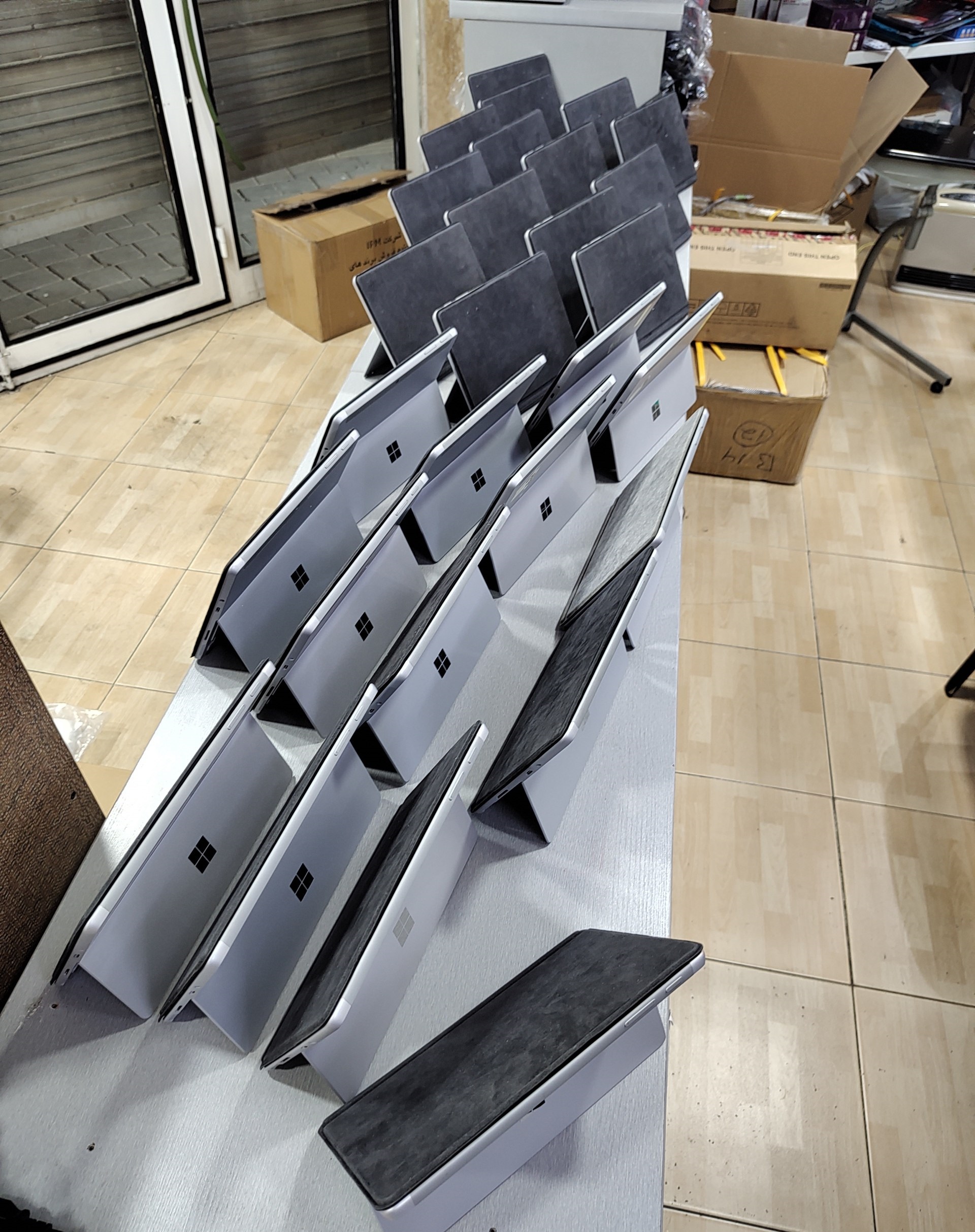 تبلت ویندوزی microsoft surface Go 2